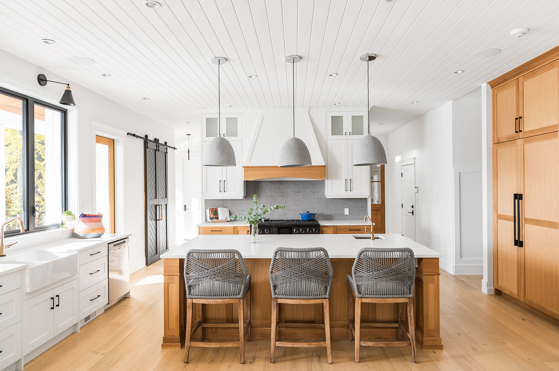 Millwork Refines Modern Farmhouse – Modern Home Magazine